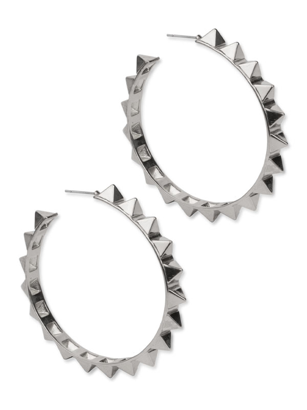 Stora silver hoops med nitar.